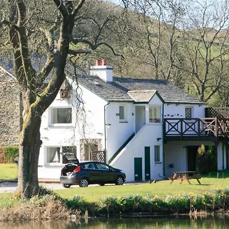 Riverbank Hideaway