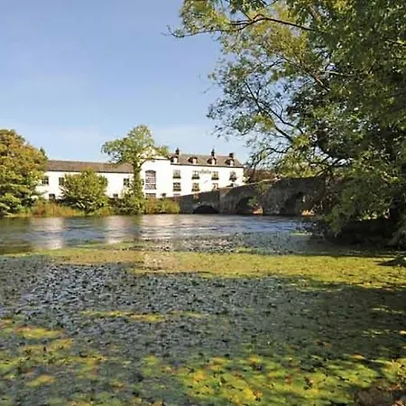 Riverbank Hideaway