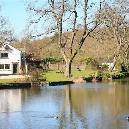 Riverbank Hideaway بيت للعطل *