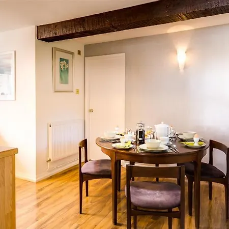 בית נופש Riverbank Hideaway ניובי ברידג'